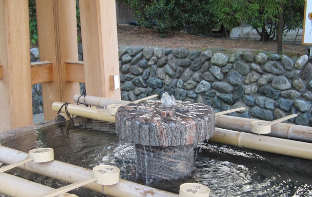 新潟県護国神社　手水鉢
